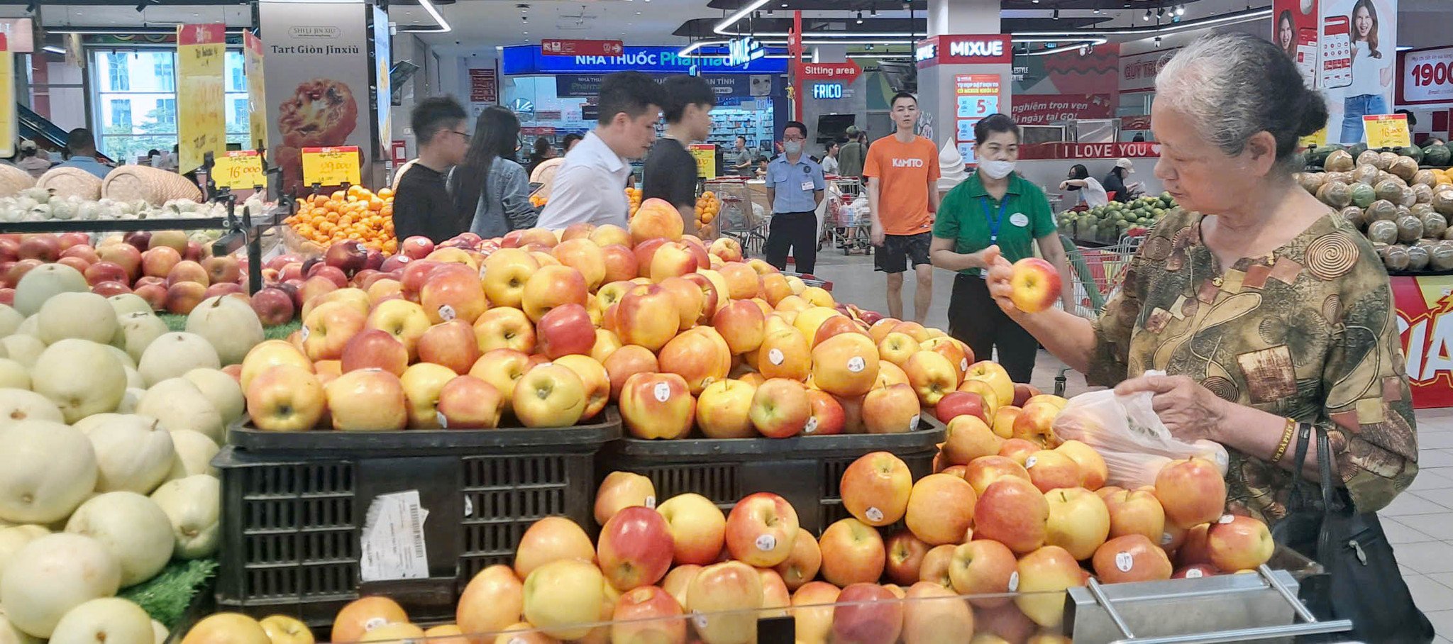 Người tiêu dùng mua hoa quả khuyến mại tại hệ thống siêu thị G. Ảh: Hoài Nam