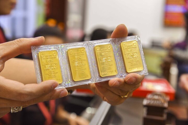 Giá vàng thế giới tăng mạnh, nhà đầu tư trong nước cần tính toán thận trọng khi mua vàng. (Ảnh: Công Hiếu).