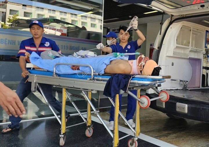 Bệnh nhân được đưa đi cấp cứu tại bệnh viện. (Ảnh V.T)