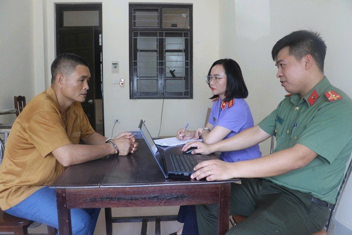Cơ quan chức năng lấy lời khai Nguyễn Đình Kiên - đối tượng cầm đầu đường dây rút trộm dầu diezen ngành đường sắt