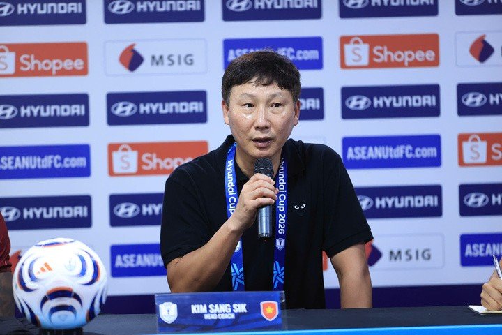 Huấn luyện viên Kim Sang-sik.