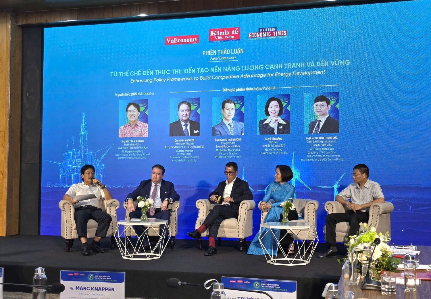 Các chuyên gia tham gia phiên thảo luận “Từ thể chế đến thực thi: Kiến tạo nền năng lượng cạnh tranh và bền vững”.