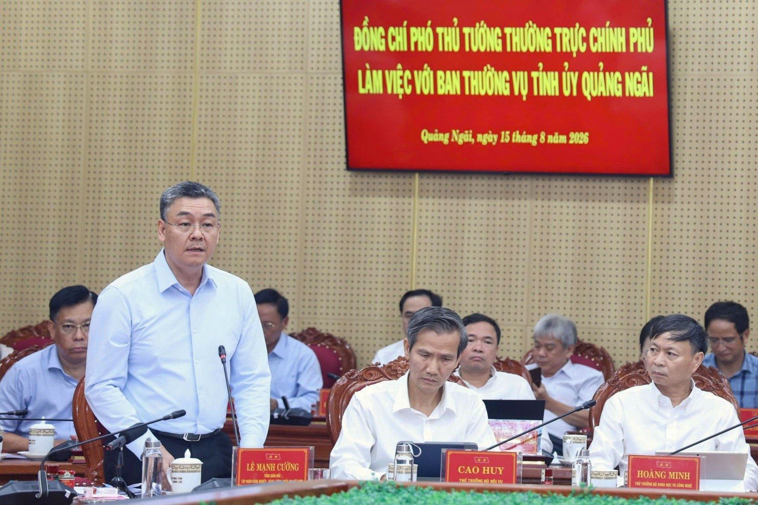 Tổng Giám đốc PETROVIETNAM Lê Mạnh Cường thông tin về tình hình hoạt động và các dự án đang được PETROVIETNAM tích cực triển khai tại Quảng Ngãi.