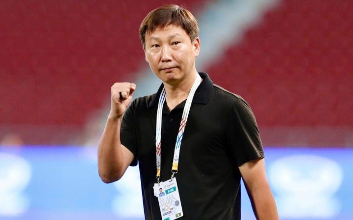 Báo Hàn Quốc khen ngợi thành tích của huấn luyện viên Kim Sang-sik.