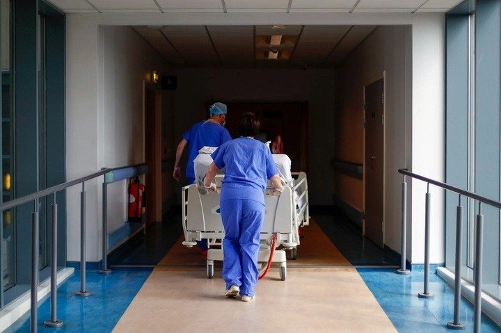 Nhiều nhân viên y tế tại Anh lo ngại điều kiện khám chữa bệnh quá nóng. (Ảnh: Reuters)