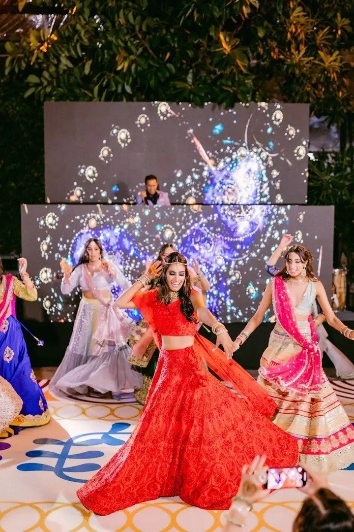 Sangeet là dịp hai bên gia đình, bạn bè tụ họp, ca hát và khiêu vũ trước ngày cưới. (Ảnh: Brides)