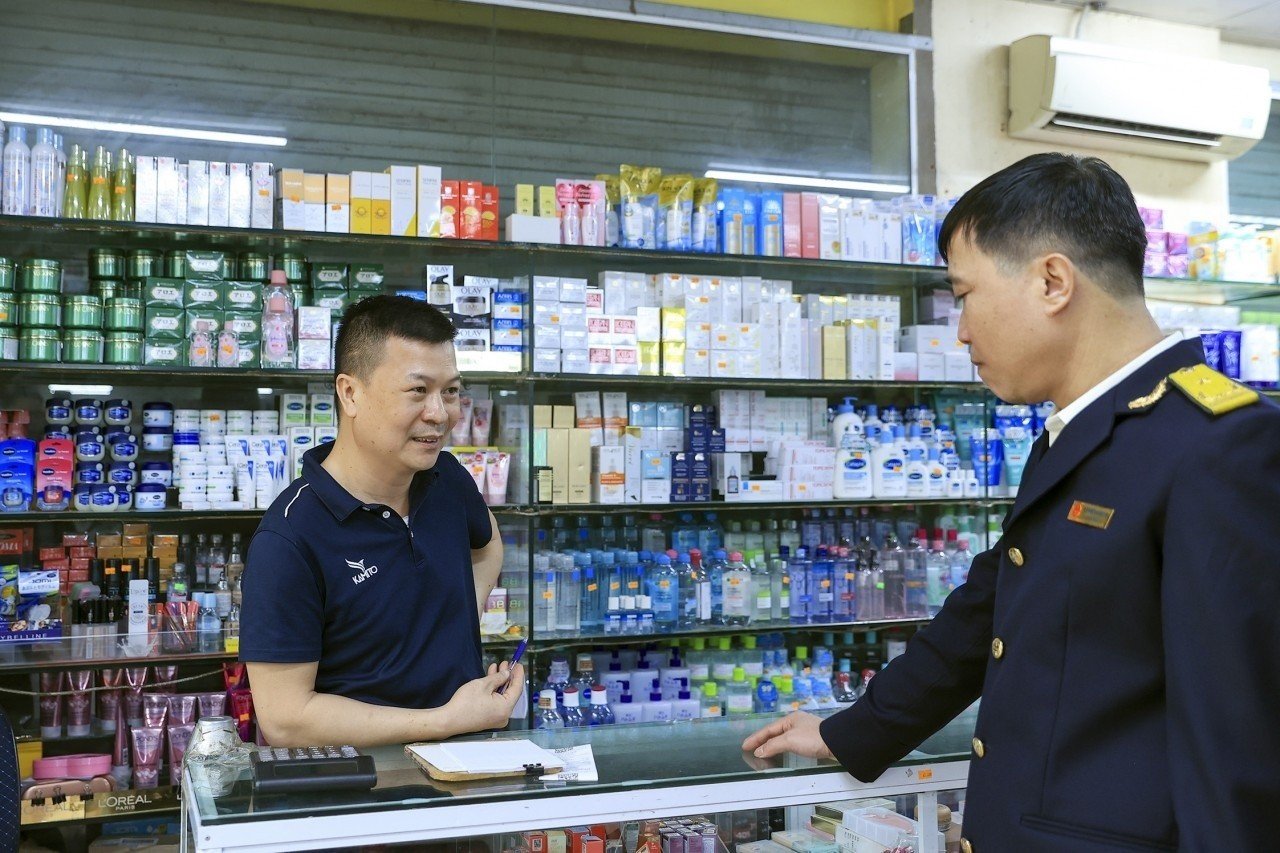 Công chức Thuế tỉnh Thái Nguyên tuyên truyền, hướng dẫn hộ kinh doanh về những mốc thời gian cần lưu ý khi kê khai thuế. Ảnh: Đức Thanh