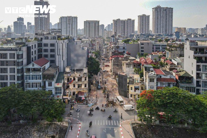 Ngõ 381 Nguyễn Khang (phường Cầu Giấy) nhiều năm qua được người dân gọi là “con ngõ khổ nhất Hà Nội” bởi mặt đường chật hẹp, chỉ khoảng 3-5m, có nơi chưa đến 2m. Mặt ngõ xuống cấp, xuất hiện nhiều ổ gà, ổ voi, trong khi tình trạng ùn tắc thường xuyên xảy ra vào giờ cao điểm.