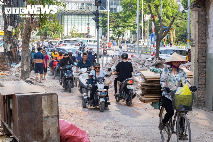 Hiện trạng chật hẹp của ngõ 381 Nguyễn Khang khiến việc đi lại gặp nhiều khó khăn, đặc biệt vào các khung giờ cao điểm. Lượng xe cộ lớn thường xuyên dồn ứ, ảnh hưởng trực tiếp đến sinh hoạt và việc đi lại của người dân dọc tuyến.