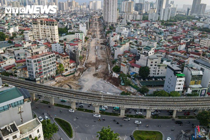 Cùng thời điểm, dự án Vành đai 2,5 đoạn Cầu Giấy - Dương Đình Nghệ cũng đang được đẩy nhanh tiến độ. Tuyến có chiều dài khoảng 1,13km, mặt cắt ngang 50m và đang được triển khai nhiều hạng mục trên công trường.