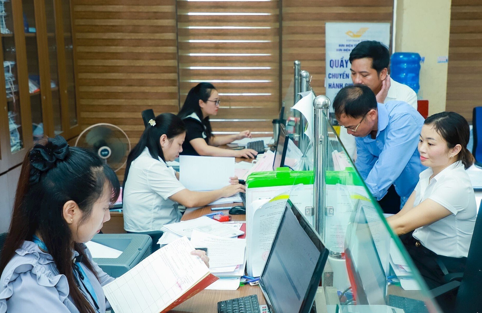 Bộ Nội vụ cùng các cơ quan sẽ báo cáo cấp có thẩm quyền xem xét, điều chỉnh chế độ tiền lương khu vực công.