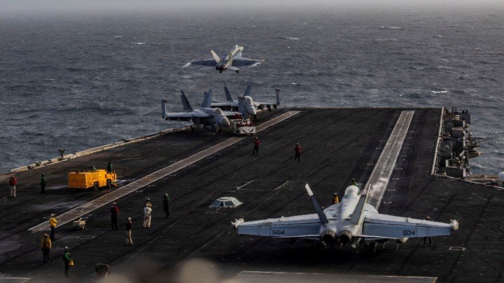 Một chiếc F/A-18E Super Hornet cất cánh từ sàn đáp của tàu sân bay lớp Nimitz USS Abraham Lincoln, trong bối cảnh xung đột Mỹ-Iran. (Ảnh: Reuters)