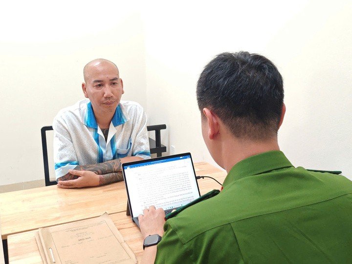 Giang hồ mạng Phú Lê tại cơ quan công an.