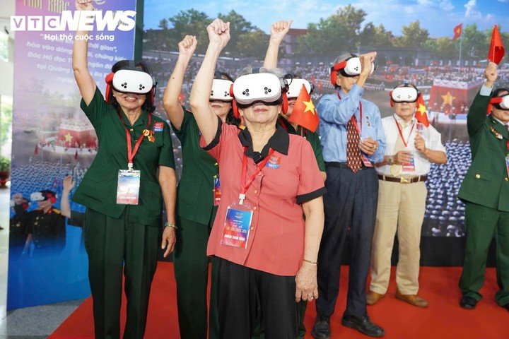 Đeo kính VR, người dân sẽ được “xuyên không” về Quảng trường Ba Đình năm 1945, hòa vào biển người và chứng kiến Bác Hồ đọc Tuyên ngôn Độc lập.