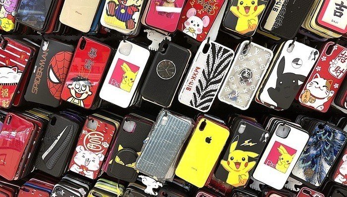 Ốp điện thoại giá rẻ, không thương hiệu trôi nổi trên thị trường tiềm ẩn nhiều rủi ro tới sức khỏe người dùng. (Ảnh: VCG)