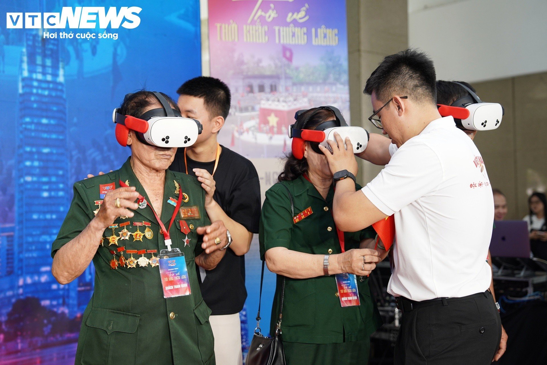 Người dân TP.HCM 'đội mưa' đến Dinh Độc Lập, nghe Bác Hồ đọc Tuyên ngôn độc lập - 1