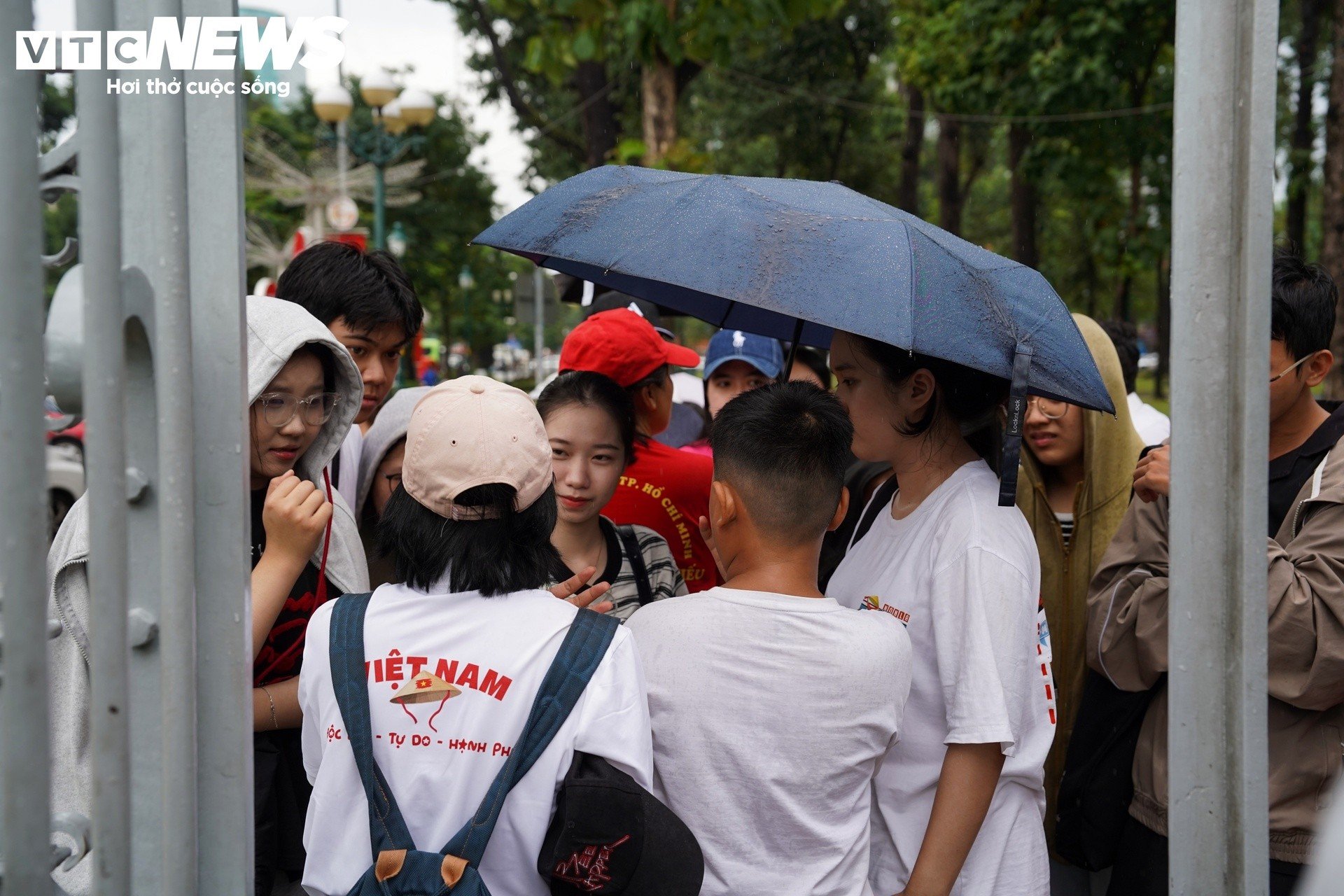 Người dân TP.HCM 'đội mưa' đến Dinh Độc Lập, nghe Bác Hồ đọc Tuyên ngôn độc lập - 3