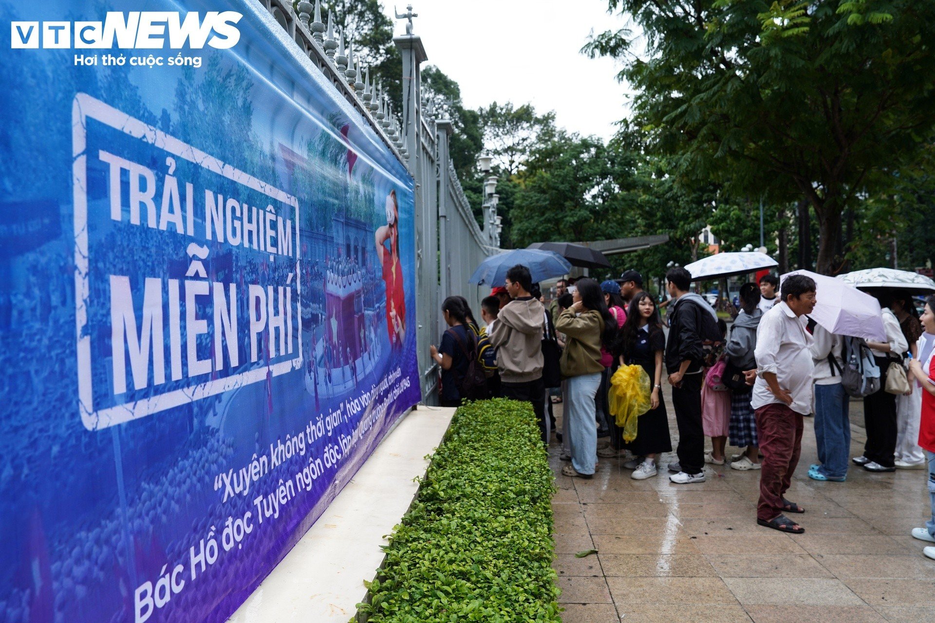 Người dân TP.HCM 'đội mưa' đến Dinh Độc Lập, nghe Bác Hồ đọc Tuyên ngôn độc lập - 5