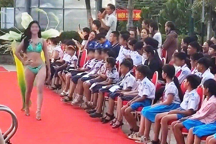 Trình diễn áo tắm trước mặt học sinh ở Lý Sơn. (Ảnh: L.S)