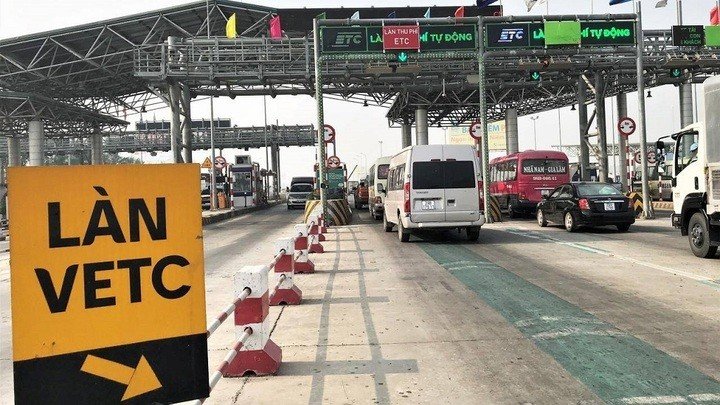 Nhiều tài xế không đồng tình với việc VETC, ePass thu thêm phí quản lý tài khoản. (Ảnh: VOV)
