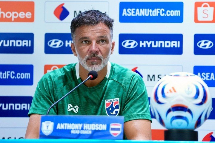 HLV Anthony Hudson phản ứng với chỉ trích từ người hâm mộ.