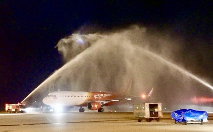 Chuyến bay đầu tiên của Vietjet được chào đón bằng nghi thức vòi rồng tại Colombo - Sri Lanka.