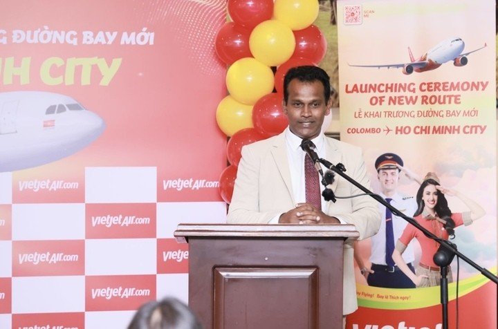 Thứ trưởng Bộ Du lịch Sri Lanka Ruwan Ranasinghe phát biểu chúc mừng tại sự kiện.