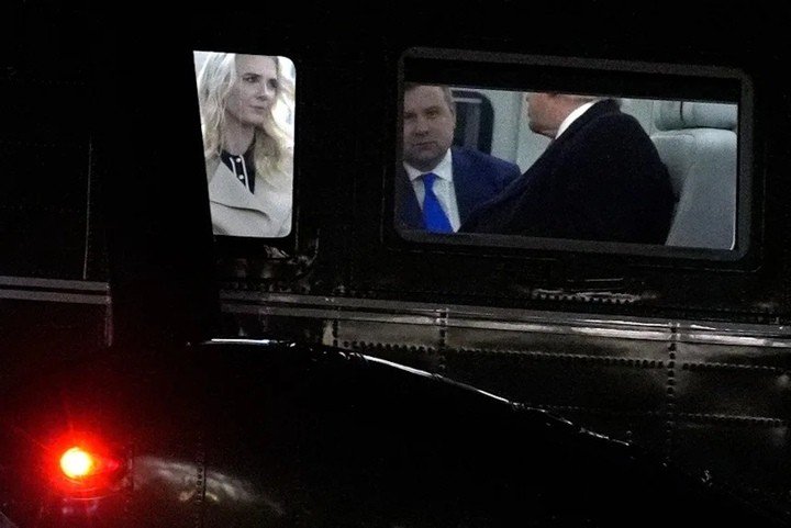 Natalie Harp lắng nghe Tổng thống Mỹ Donald Trump khi trực thăng Marine One hạ cánh xuống Bãi cỏ phía Nam Nhà Trắng.