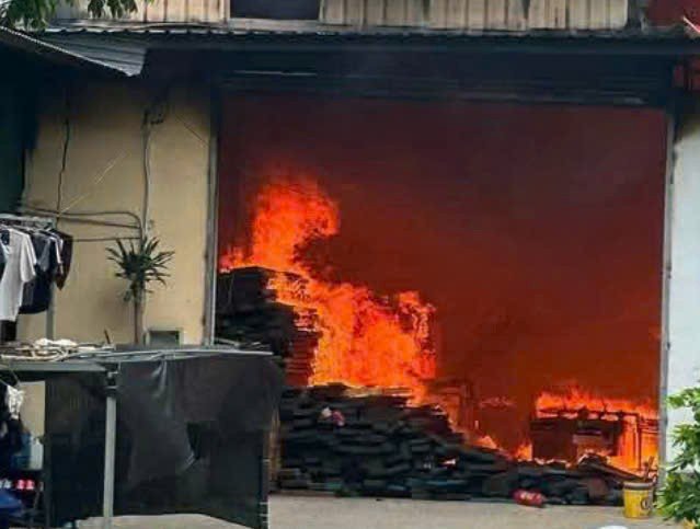 Khu vực nhà xưởng bị cháy có diện tích hàng trăm. Ảnh: Đức Tuấn