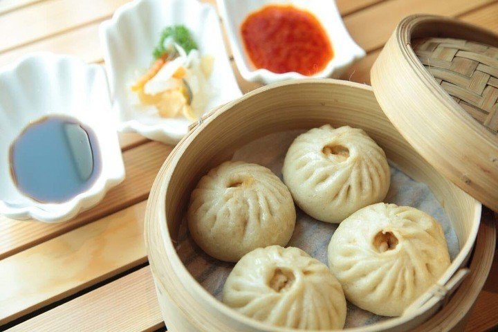 Bánh bao có hình dáng tròn giấu đầu người phía trên có chóp nhọn. (Ảnh: CNA)