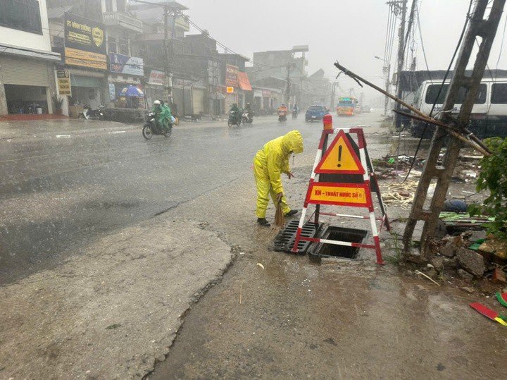 Nhân viên Công ty Thoát nước Hà Nội triển khai công tác ứng trực trên địa bàn.