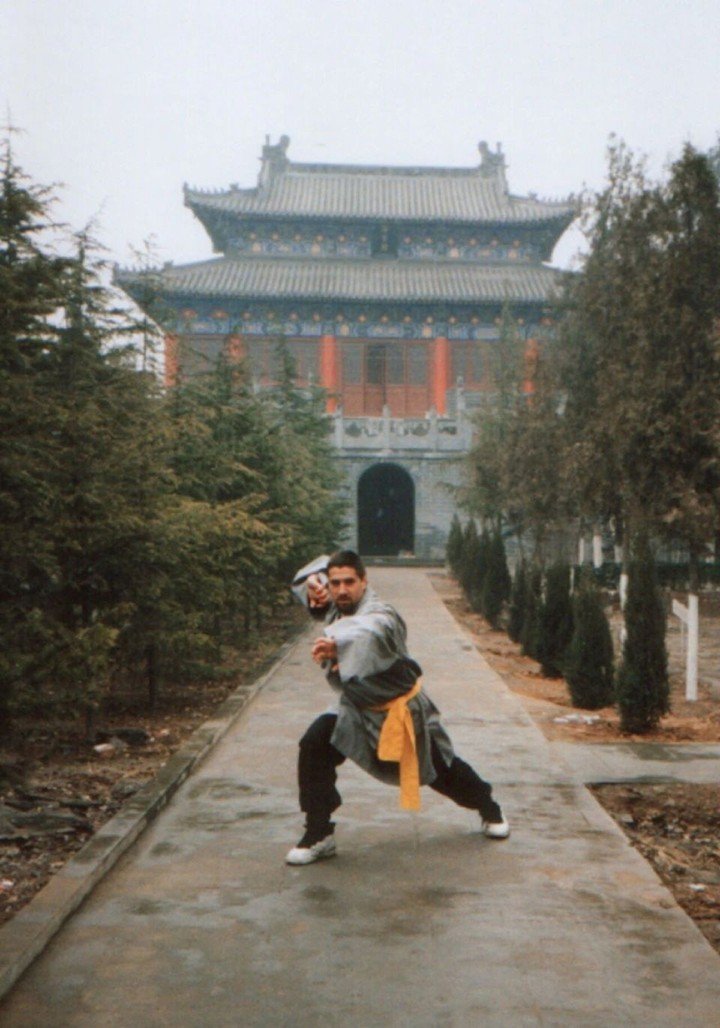 Kostas sang Trung Quốc học võ thuật