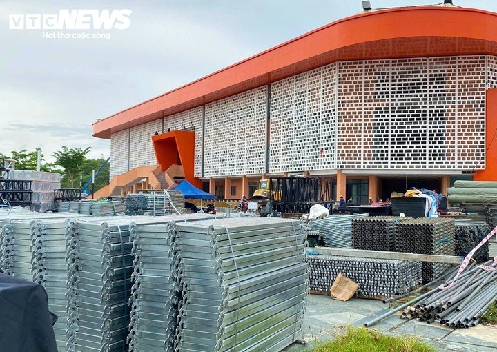 Trên cơ sở khối lượng công việc còn tồn đọng, Phó Chủ tịch thường trực UBND TP Huế gia hạn cho đơn vị thi công hoàn thành công trình đến ngày 15/8. Đồng thời nhấn mạnh đây là lần gia hạn cuối cùng, yêu cầu các đơn vị liên quan phải tập trung cao độ, quyết tâm hoàn thành dự án đúng thời hạn. Để kiểm soát chặt chẽ tiến độ thi công, ông Hoàng Hải Minh yêu cầu thành lập ngay tổ công tác theo dõi, giám sát tiến độ thi công hằng ngày tại công trường.