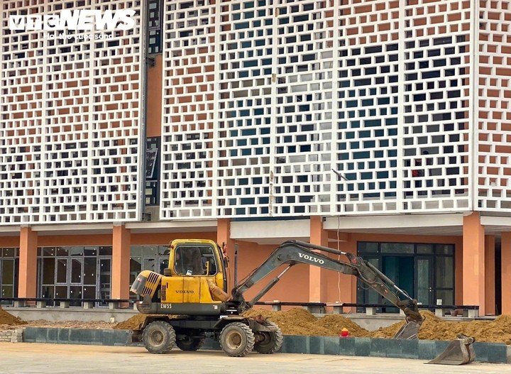 Tuy nhiên, ghi nhận của PV Báo Điện tử VTC News, đến ngày 20/8 (quá 5 ngày thời hạn hoàn thành dự án của lãnh đạo UBND TP Huế đề ra) thì dự án Quảng trường Văn hóa Thể thao TP Huế vẫn ngổn ngang.