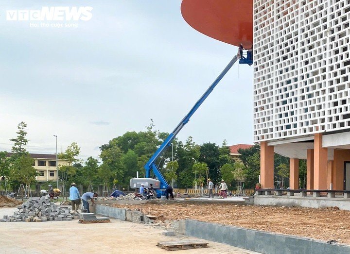 Theo ghi nhận, một số hạng mục bên ngoài toà nhà thi đấu vẫn chưa được hoàn thiện, các công nhân vẫn đang gấp rút hoàn thiện.
