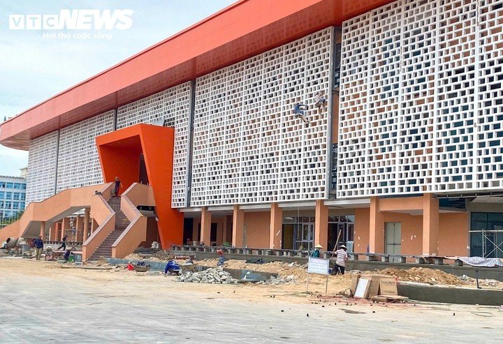 Việc đến nay dự án vẫn còn ngổn ngang khiến nhiều người lo lắng sẽ ảnh hưởng đến sự kiện văn hoá lớn mang tầm cỡ quốc tế của TP Huế. Trước lo lắng này, Tổ công tác 2377 của UBND TP Huế cho hay, tiến độ hiện nay đáp ứng yêu cầu phục vụ lễ hội âm nhạc, các đơn vị đang cố gắng hết sức để hoàn thiện. Dự kiến toàn bộ công trình sẽ hoàn thành trong tháng 8/2026.