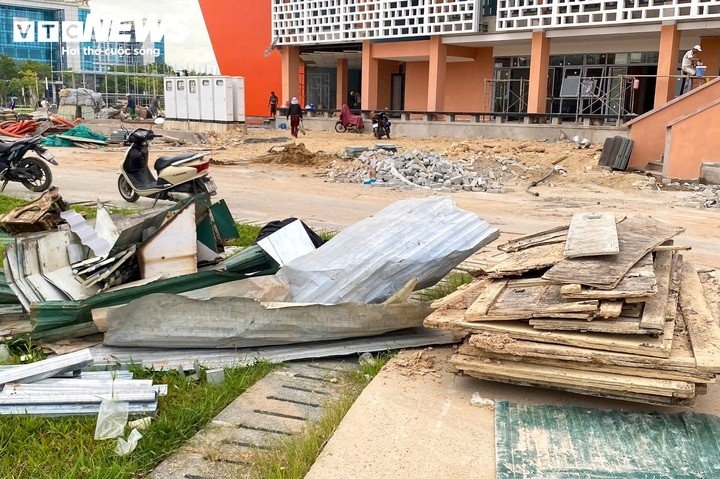 Được biết, Dự án Quảng trường Văn hóa Thể thao TP Huế được triển khai trên khu đất “vàng” rộng hơn 6,5 hecta với bốn mặt tiền các tuyến đường trung tâm của TP Huế: Hà Huy Tập, Tố Hữu, Lý Tự Trọng và Bùi San (phường Vỹ Dạ). Dự án do Ban Quản lý dự án Đầu tư xây dựng và Phát triển Đô thị TP Huế làm chủ đầu tư, được khởi công từ tháng 7/2024, tổng vốn đầu tư khoảng 196 tỷ đồng.
