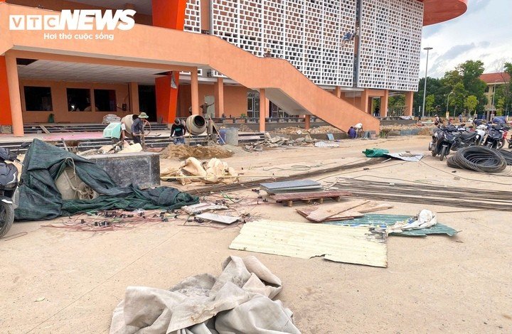 Công trình được triển khai trên khu đất vốn là Trung tâm Thể dục Thể thao tỉnh Thừa Thiên - Huế (cũ). Ban đầu, tiến độ dự kiến hoàn thành vào tháng 3/2025, tuy nhiên, do những vướng mắc nên được gia hạn hoàn thiện hạng mục hạ tầng vào dịp quốc khánh 2/9/2025. Thế nhưng, quá trình thi công, dự án tiếp tục bị chậm tiến độ. UBND TP Huế tiếp tục yêu cầu đẩy nhanh thi công để kịp đưa công trình vào sử dụng dịp 30/4 nhưng dự án tiếp tục không đáp ứng tiến độ.