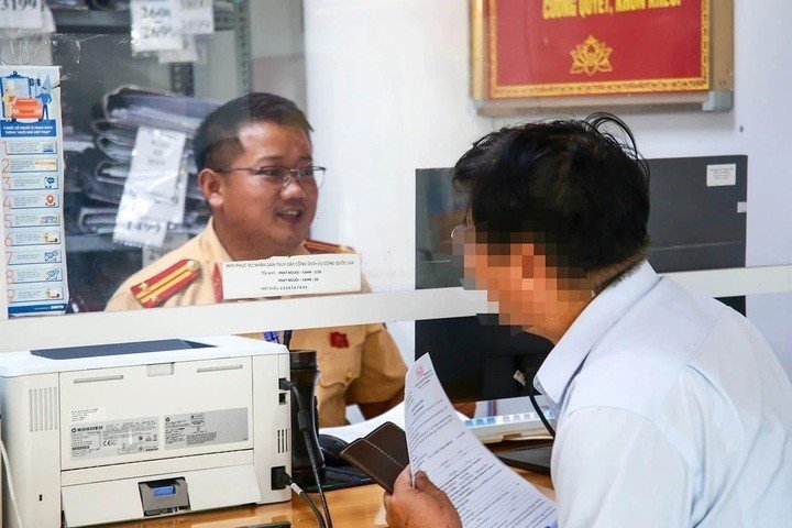 Người dân đến Phòng CSGT - Công an TP Hà Nội để giải quyết phạt nguội. (Ảnh: VOV)