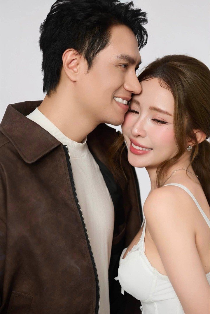 Việt Anh - Quỳnh Nga chụp hình tình tứ.