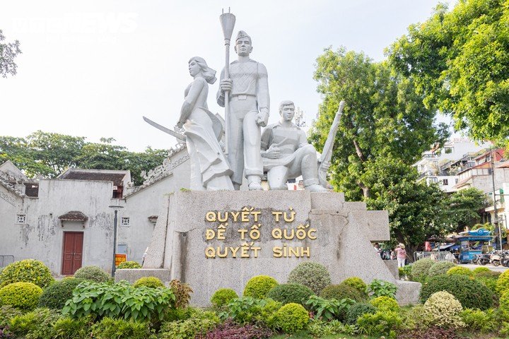 Tượng đài “Quyết tử để Tổ quốc quyết sinh” nằm tại khu vực bờ Hồ Gươm, cạnh đền Bà Kiệu (phường Hoàn Kiếm, Hà Nội).