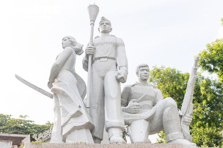Ba nhân vật trong tượng đài được khắc họa trong tư thế mạnh mẽ, thể hiện tinh thần chiến đấu và đại diện cho ba lực lượng tiêu biểu đã tham gia bảo vệ Hà Nội trong những ngày đầu Toàn quốc kháng chiến cuối năm 1946, đầu năm 1947.