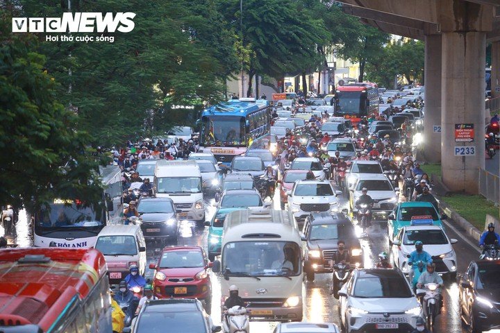 Ghi nhận của PV Báo Điện tử VTC News chiều tối 21/8 cho thấy, tại khu vực đường Hồ Tùng Mậu, sau trận mưa lớn, giao thông chỉ xảy ra ùn ứ, không xuất hiện tình trạng ngập úng như trước đây.