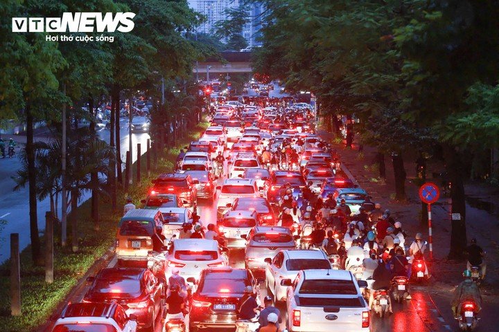 Tại khu vực Nguyễn Hoàng, tình trạng ngập úng cũng không xuất hiện sau mưa. Nhiều tuyến phố khác trên địa bàn Hà Nội được ghi nhận không xảy ra ngập cục bộ dù xuất hiện các đợt mưa lớn trong ngày.
