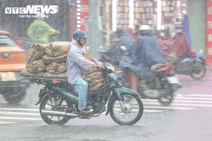 Trước đó, ghi nhận vào chiều 21/8 cho thấy, dù Hà Nội tiếp tục xuất hiện nhiều đợt mưa lớn, nhiều tuyến phố vẫn không xảy ra tình trạng ngập úng.