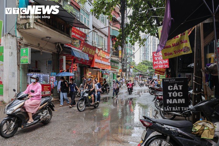 Tại khu vực Triều Khúc, người dân cho biết tình trạng ngập úng đã giảm rõ rệt so với những năm trước. Nước trên đường rút nhanh sau khi mưa giảm, không còn cảnh ngập kéo dài nhiều giờ.