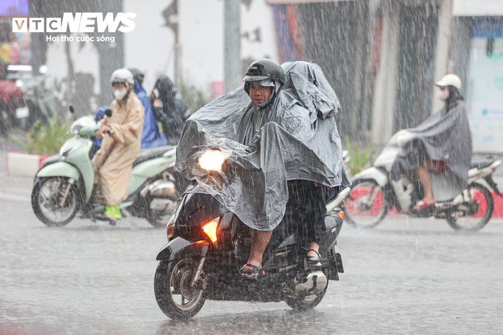 Việc nhiều “điểm đen” ngập úng không còn xuất hiện tình trạng ngập sau các đợt mưa lớn cho thấy hiệu quả bước đầu của các dự án đầu tư, cải tạo hệ thống thoát nước trên địa bàn Hà Nội. Đây cũng là cơ sở để thành phố tiếp tục triển khai các giải pháp nâng cao khả năng tiêu thoát nước, giảm thiểu ảnh hưởng của mưa lớn đến đời sống và giao thông.