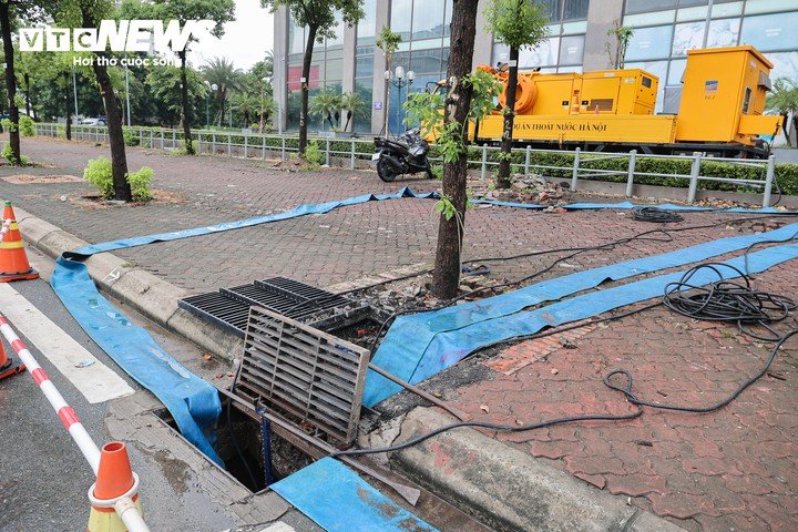 Trong thời gian mưa lớn kéo dài, lực lượng công nhân Công ty TNHH MTV Thoát nước Hà Nội được bố trí ứng trực tại các khu vực trọng điểm, trong đó có đường Võ Chí Công. Các máy bơm công suất lớn được huy động nhằm chủ động tiêu thoát nước, hạn chế nguy cơ ngập.