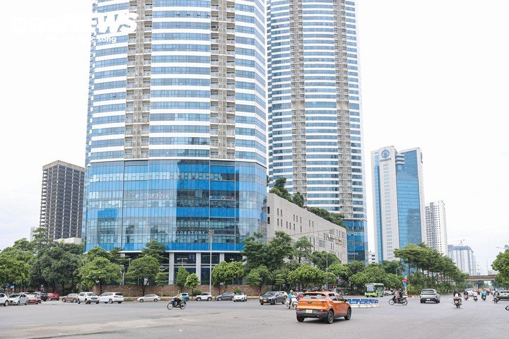 Tại đường Dương Đình Nghệ, đoạn phía sau khu vực Keangnam, hiện tượng ngập úng cũng không xuất hiện. Đây là khu vực từng nhiều lần ngập nặng sau mưa lớn.