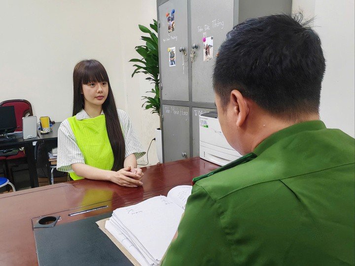 Nguyễn Thị Hương tại cơ quan công an.